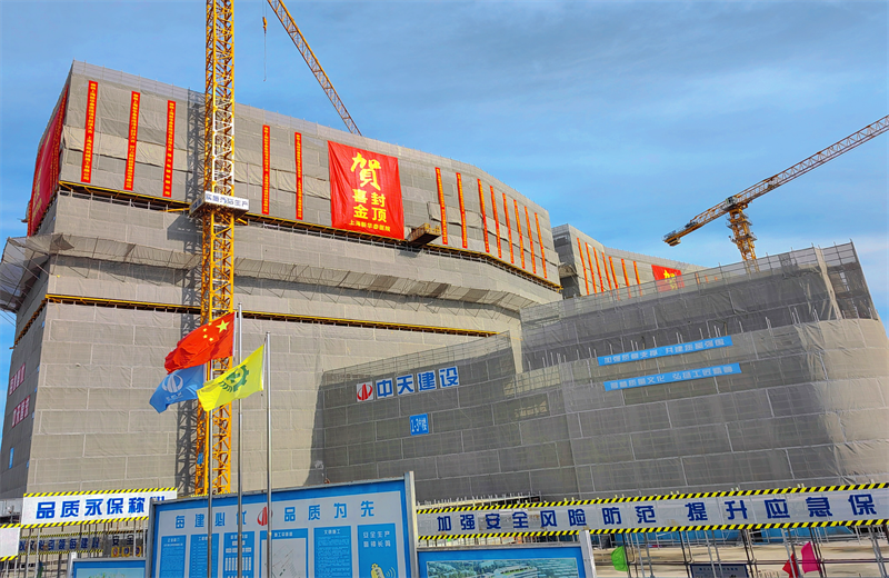 2024年10月30日，尊龙凯时三建上海新华泰医院项目主体封顶。